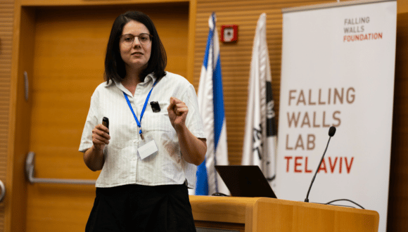 Mor Maayan, The Hebrew University, presents syperhydrophobic coating at the Falling Walls Lab Tel Aviv