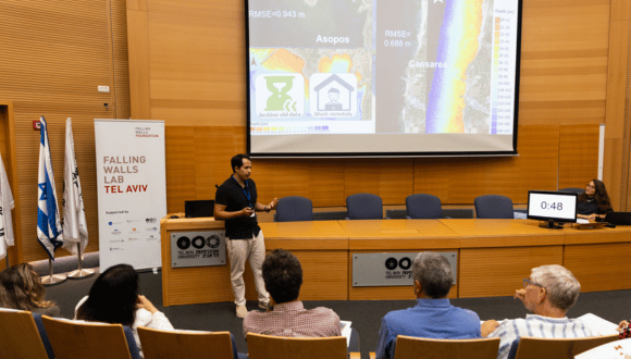 Gerardo Diaz, Ben Gurion University, presenting at the Falling Walls Lab Tel Aviv